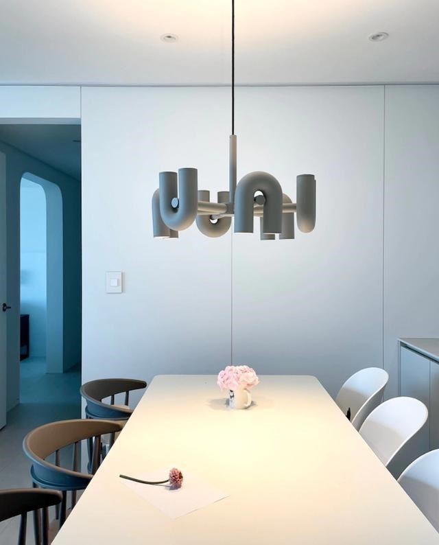 156㎡把客厅当作中心，简单摆放2件家具，宽敞空旷从孩子需求出发