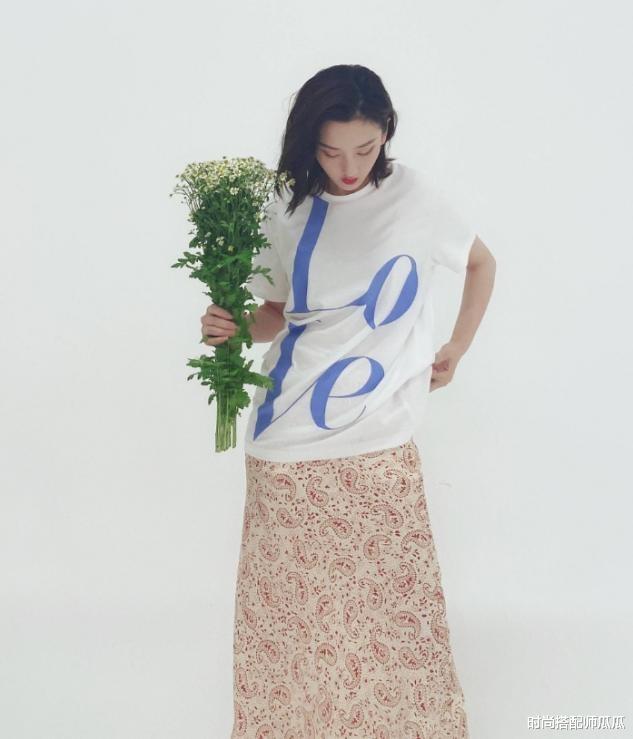 时尚搭配师瓜瓜|宋祖儿难得秀一回身材，穿真丝吊带裙勾勒曲线，性感得不像23岁