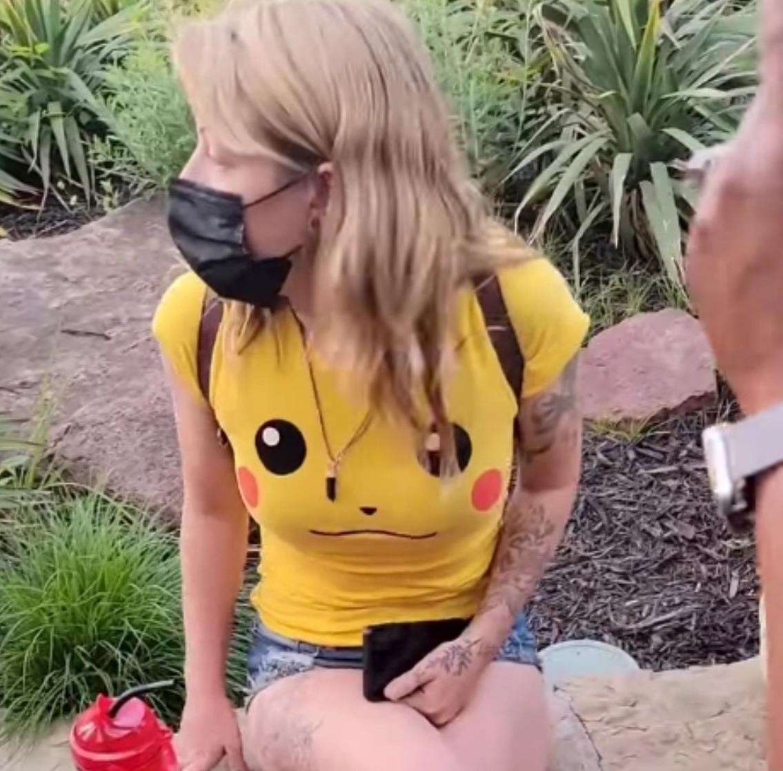 优美生态保卫者 美国妈妈带女儿逛公园，因短裤太短被报警，5年不得进入公园