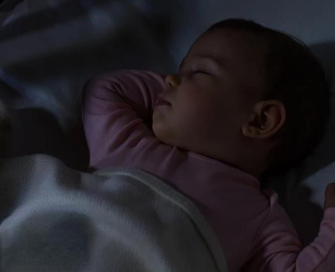 欣妈育儿经|天这么凉,为什么宝宝还是踢被子?跟冷热没关系,主要是因为……