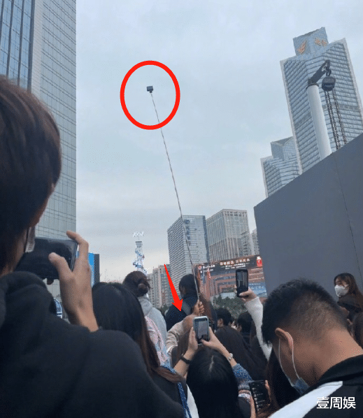 迪丽热巴|迪丽热巴穿皮草捞金，粉丝尖叫声太夸张，大爷举着钓鱼竿拍照！