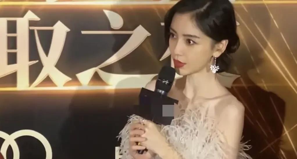 Angelababy|搜狐时尚盛典红毯上，杨颖美出新高度，可媒体的提问却让她尴尬了