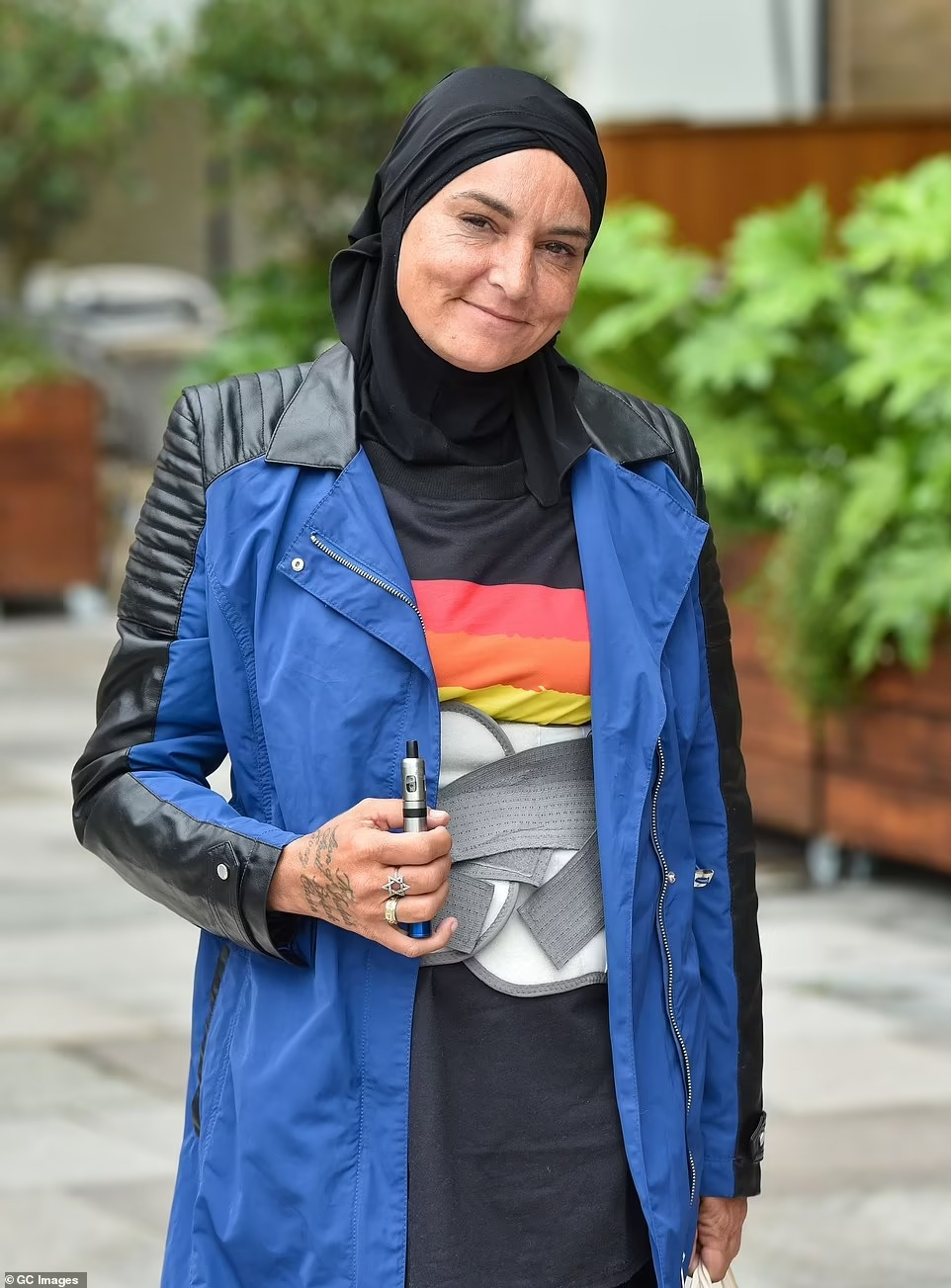 希妮德·奥康娜|希妮德·奥康娜17岁儿子自杀身亡，监控录像拍下其最后身影