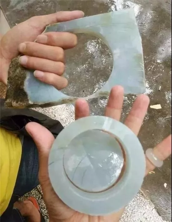 翡翠|打灯不见色的翡翠原石，货主拿下，意外掏出6件精品！