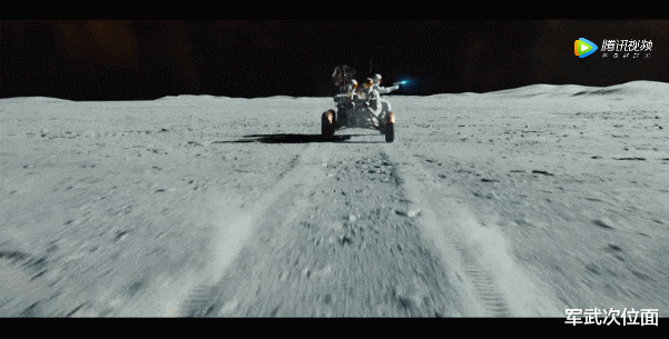 载人航天 当星球大战正式开始时，宇航员是使用AK47还是电磁炮？