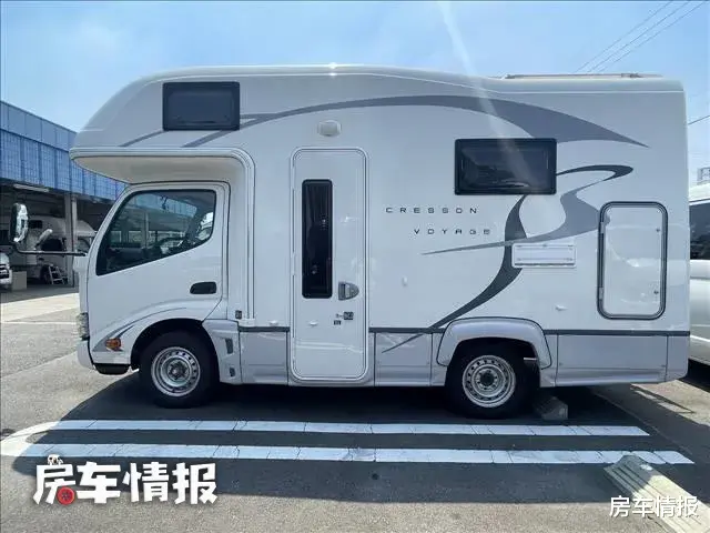房车|丰田四驱轻卡房车，柴油动力自动挡，长度仅4.9米内部空间却很大