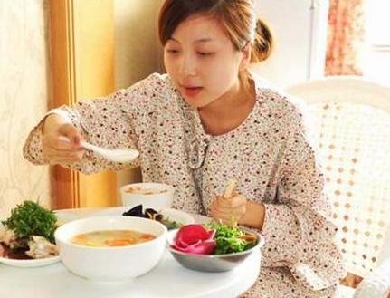 长腿|越南女教师因照片走红，S型身材让人羡慕，大长腿堪比“腿模”