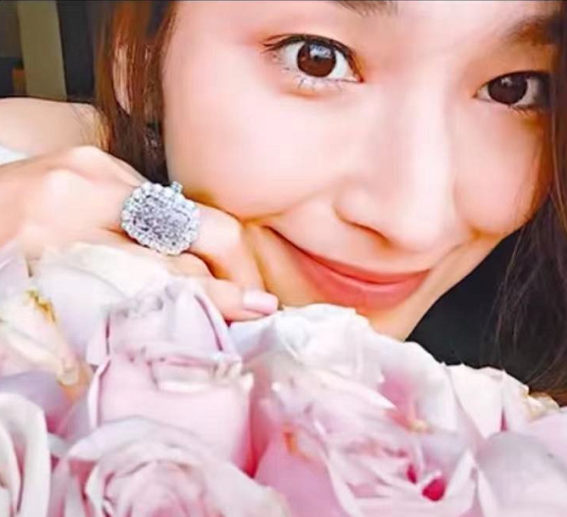 肖浩飞白|“生育机器”吴佩慈,卑微求和入豪门,6年产4子,43岁至今未婚