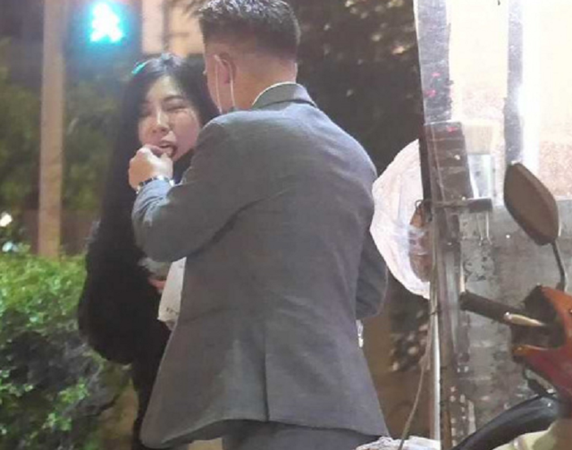 萧淑慎|女星与小15岁老公疑当街吵架，气到皱眉走人，男方仍与网红玩暧昧