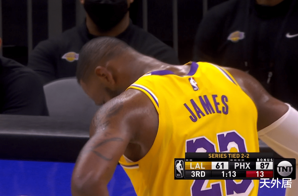 勒布朗·詹姆斯|三分10中6,正负值-24!詹皇倒下,垂头丧气+弓腰捂脸,不知咋办