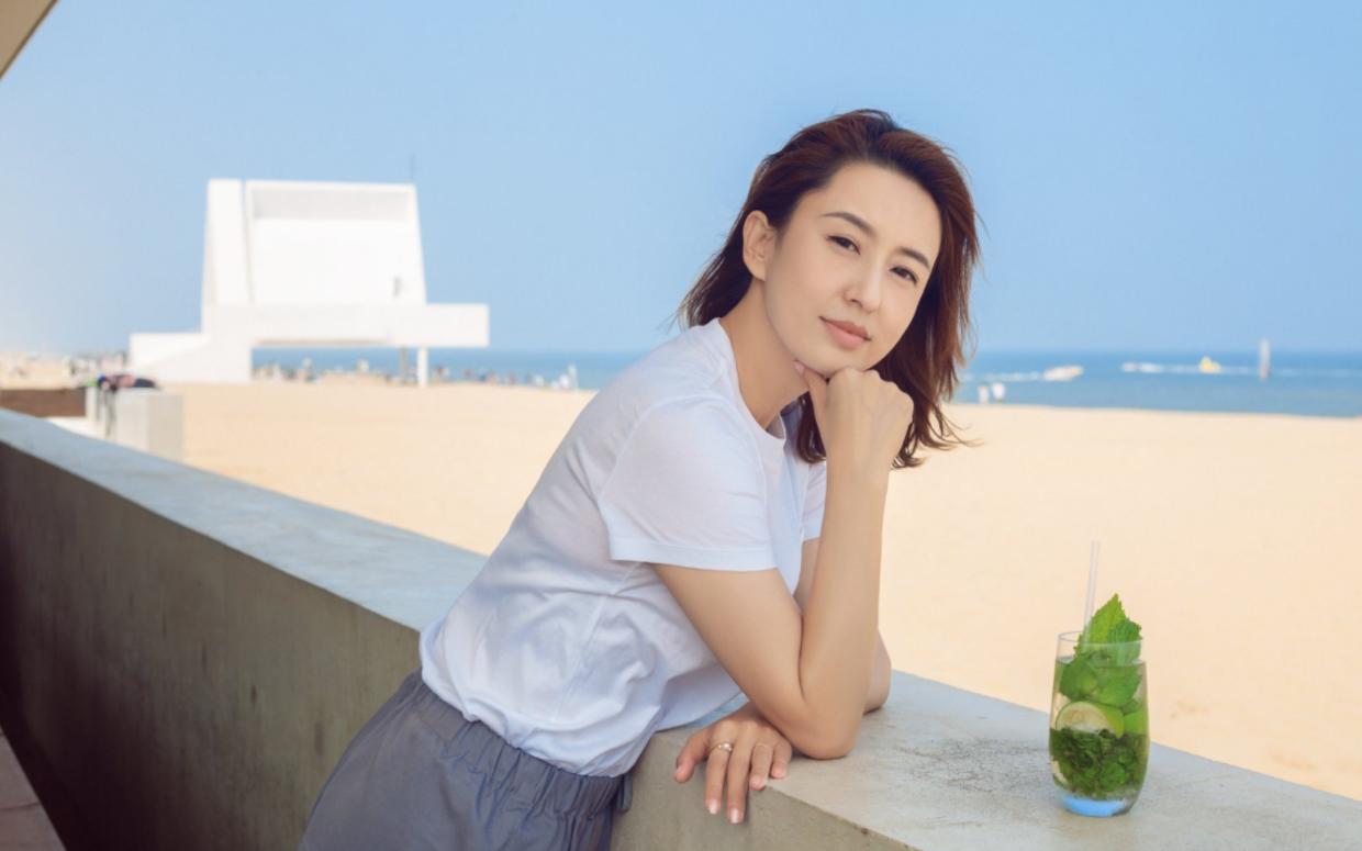 何有强|著名主持人张蕾青春感满分，穿白T恤搭配配灰色阔腿短裤，超洋气