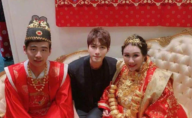 何超盈|晒晒何超盈澳门的豪宅,不愧是豪门世家,家具扶手都是鎏金设计