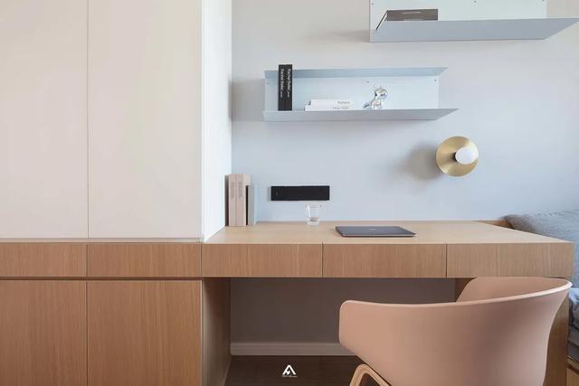 120㎡现代简约，加入粉色与护墙板，营造精致浪漫感