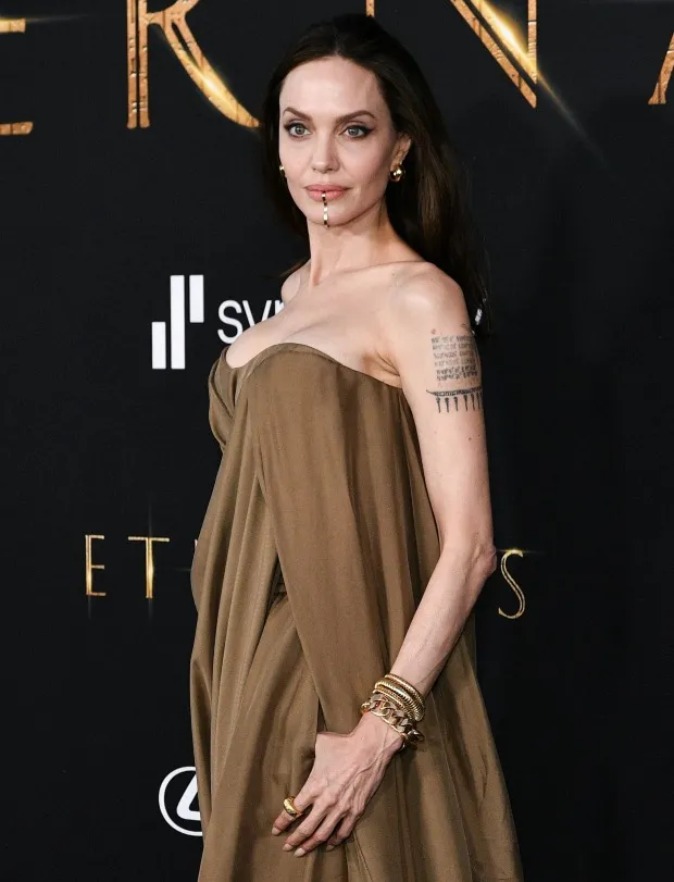 朱莉|朱莉嘴上装了个怪东西！离婚受刺激？女儿穿同款比美