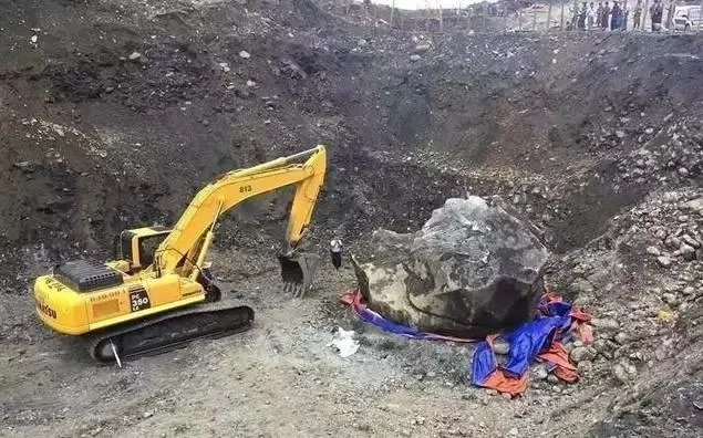 翡翠|缅甸又出两块超级翡翠原石，千人围观，场面壮观！