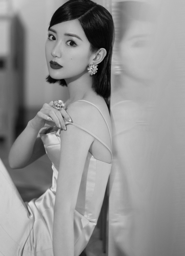 长裙|浓妆红唇的毛晓彤又美了，藕粉长裙优雅迷人，匀称线条好养眼！