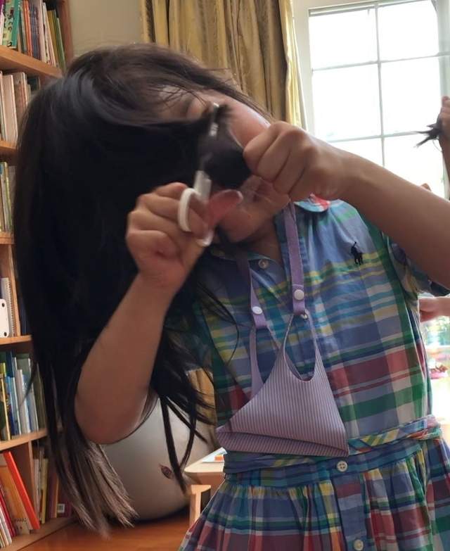 小彩旗|汤唯4岁女儿嫌天热,自行剪发率性如妈妈,头发短到被小朋友喊哥哥