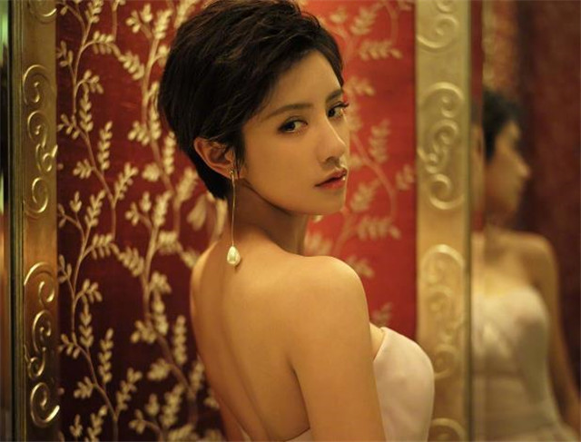 章子怡|知名女主持现场失误，漏穿一件衣服，一旁的张国立60分钟没转头