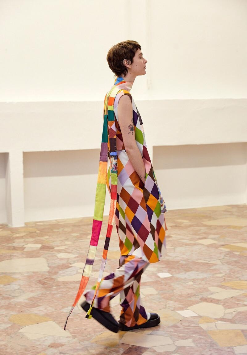 白小白的衣橱|谁说秋天不能色彩缤纷?穿上彩虹色的服装,让秋天多彩起来