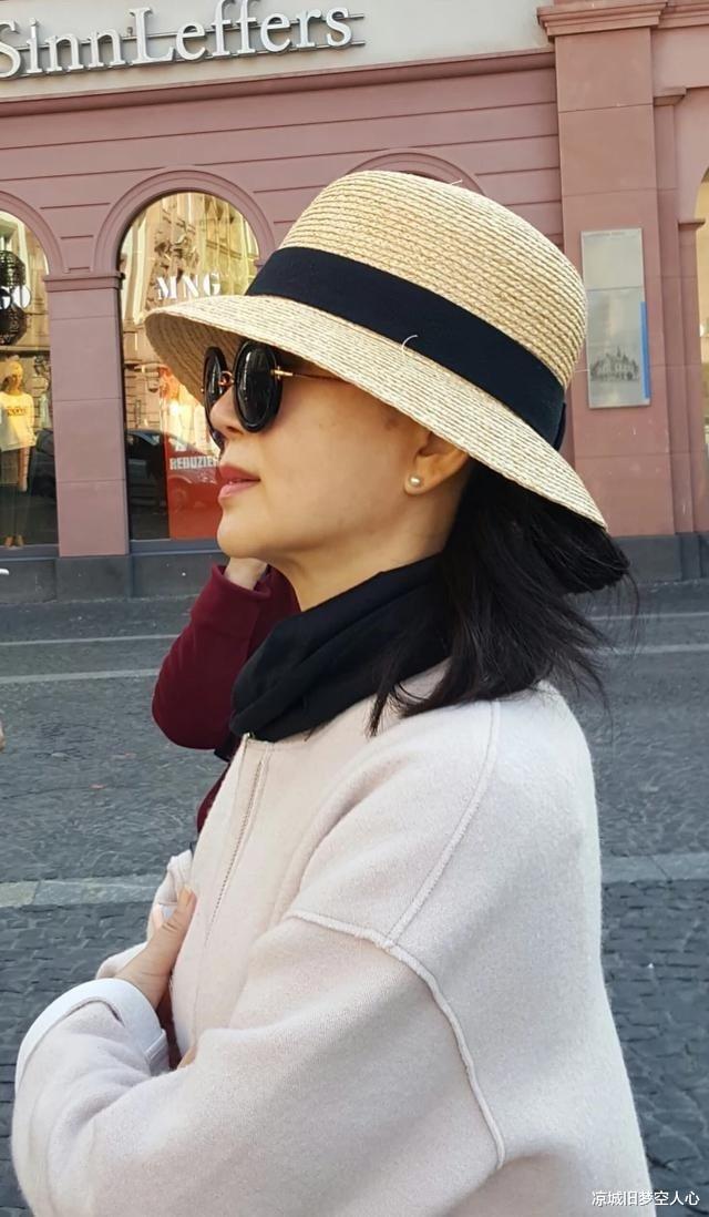 任静|付笛生夫妇在后台吃盒饭，任静脸颊饱满不自然，美颜老得不真实！