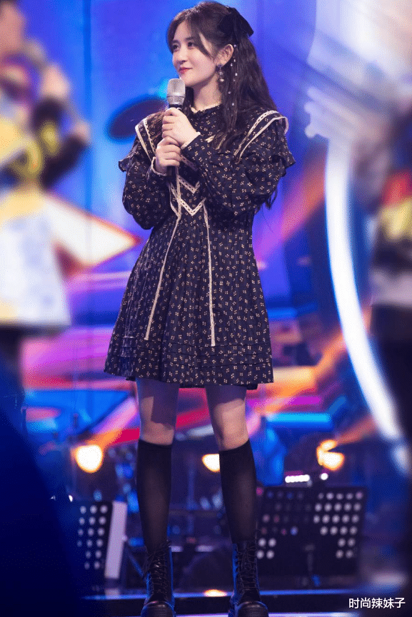 谢娜|谢娜孕肚照公开,宽松打扮遮不住微隆腹部,双手捂脸超可爱