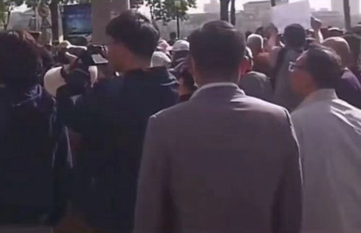 新兴火山 错换人生事件开审，许敏支持者在场外呐喊助威，“加油”响声震天