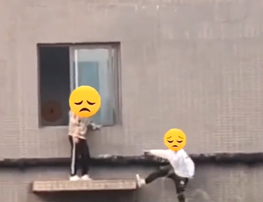 两男孩在楼顶“立定跳远”,危险动作惹网友捂眼:不是玩耍是玩命