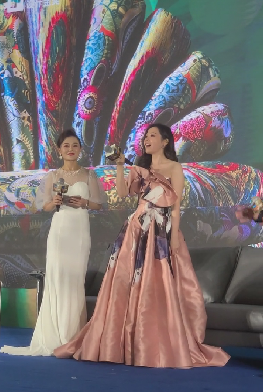 张靓颖|37岁张靓颖现身成都商演，不惧严寒与粉丝大合唱，网友：不冷吗？