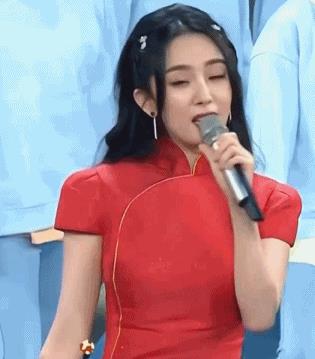 春晚|春晚斗艳：杨幂红裙紧绷凹凸，虞书欣抹胸蕾丝，热巴吊带艳压全场