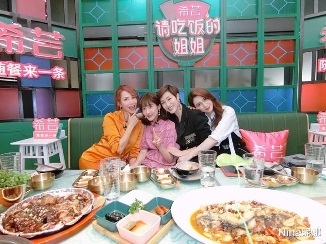 Nina昵娜|陈法蓉西装“钉子户”，穿土黄色西装变女企业家，气场碾压三闺蜜