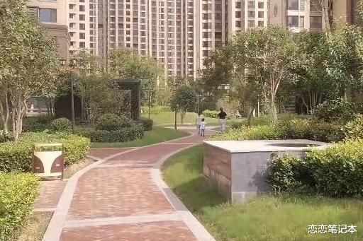 洛阳 洛阳一小区奇特一幕，一楼院里搭棚，二楼棚顶修“空中花园”