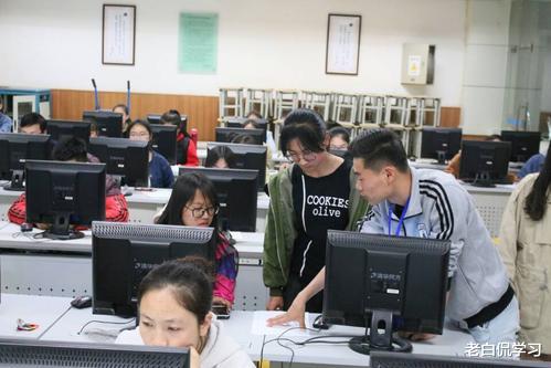 衬衫|“学历歧视”何时过去？专科生的心酸求职过程，引发网友的争议