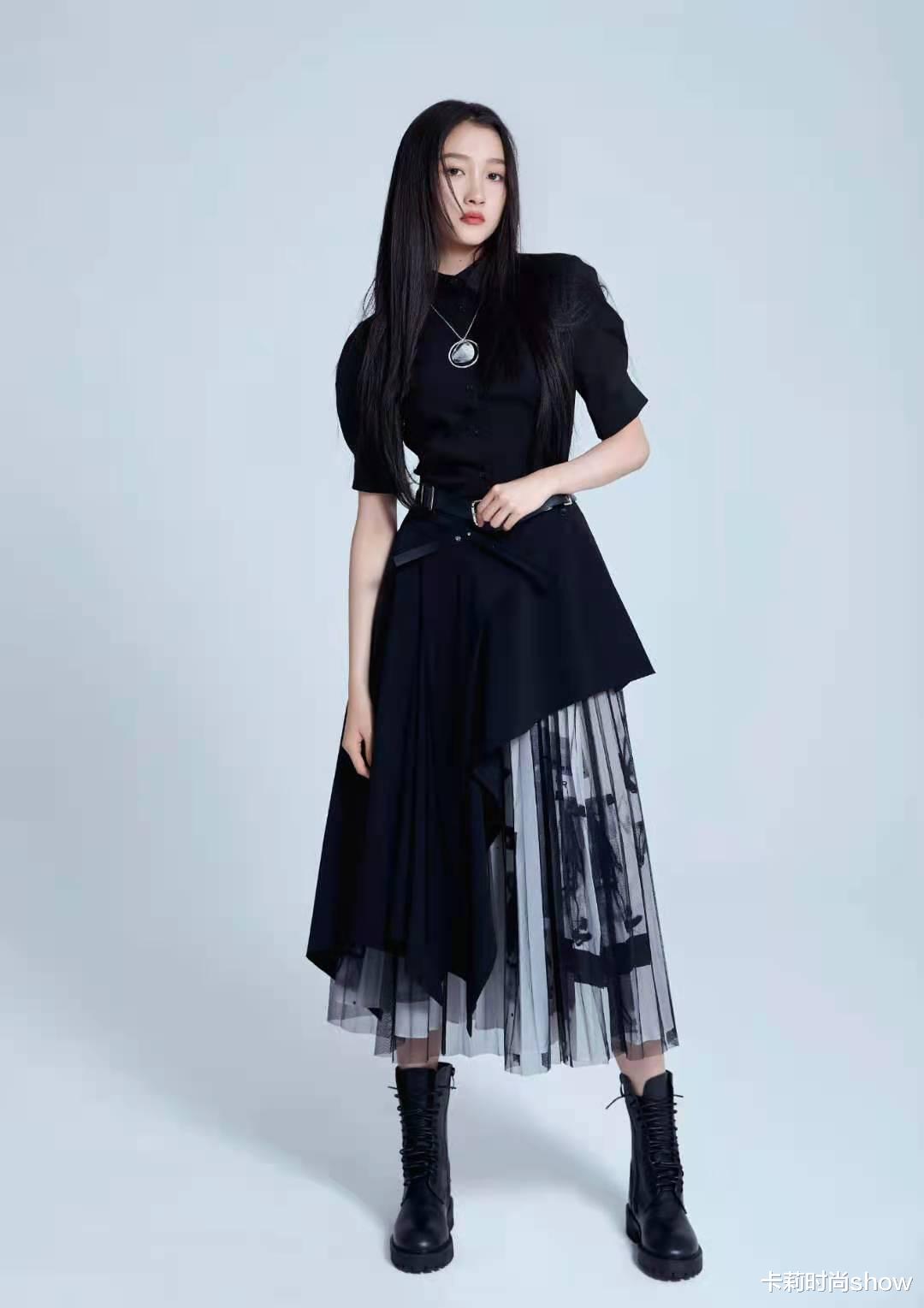 蔬菜|关晓彤终于摆脱土气美到耀眼，一身黑配红唇高贵，连气质都升华了