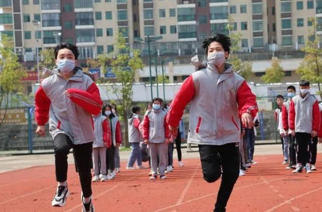 学校食堂馒头长毛?5名家长讨要说法反惹“麻烦”,你怎么看?