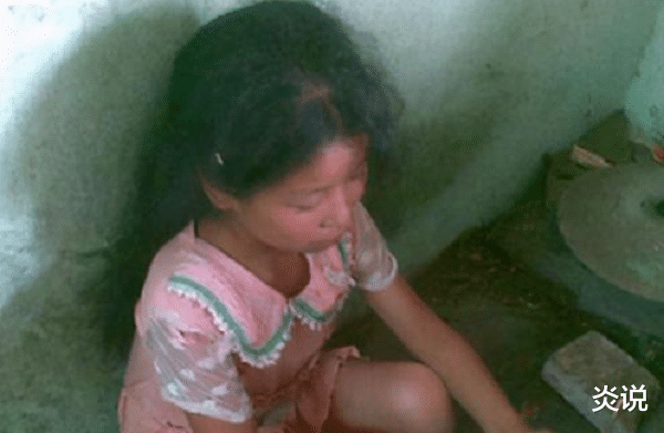 女孩 亲生母亲虐待5岁女儿，女儿饿的跟鸡抢食，儿子却过着皇帝般生活