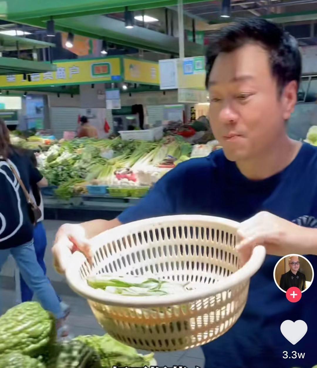 黎耀祥|57岁黎耀祥逛中山菜场，喊卖菜阿姨靓女没架子，已在当地买房定居