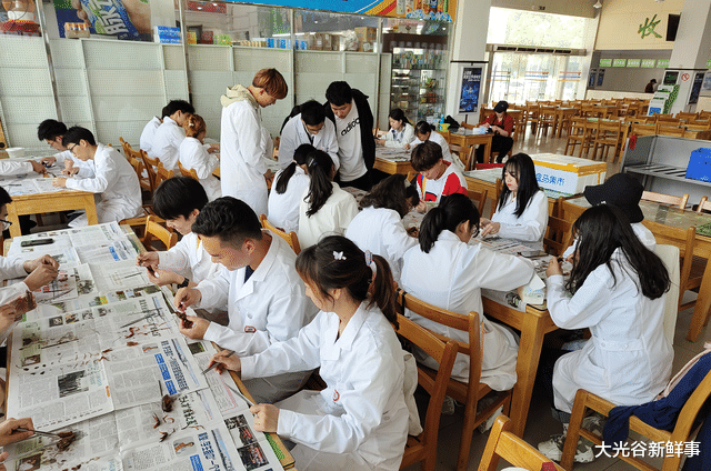 大光谷新鲜事 武汉两大学老师请学生吃50斤“小龙虾”  打造“最香课堂”