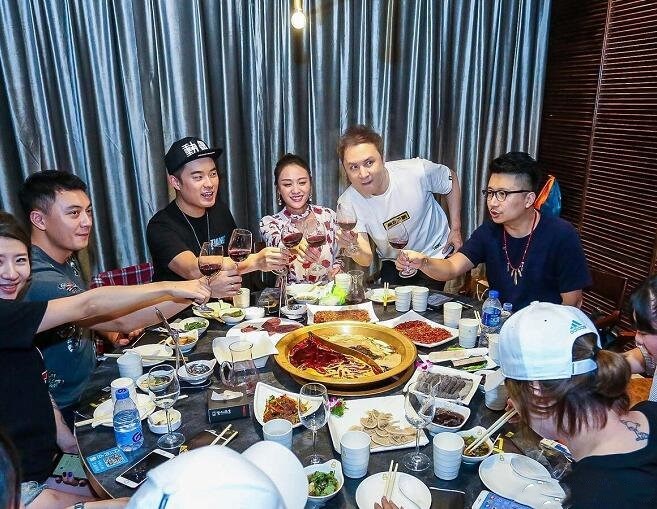 许敏|陈赫火锅店再出事,天花板掉落砸伤、烫伤顾客,伤者索赔30万遭拒