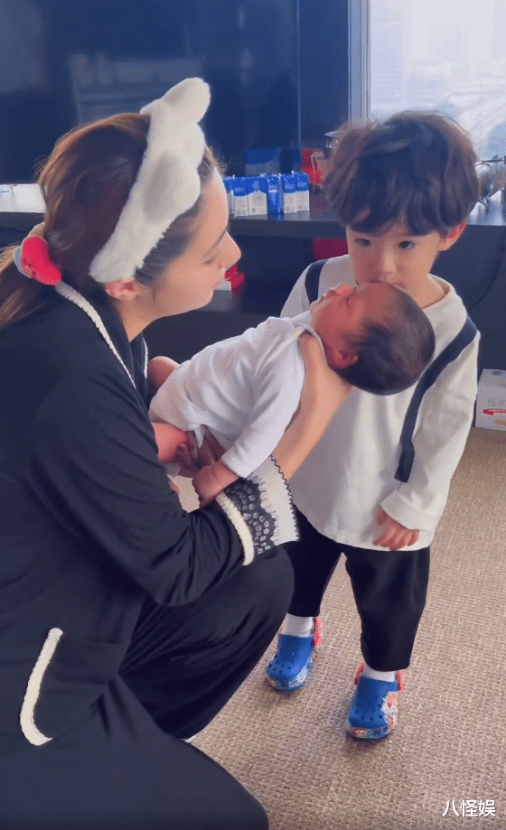 朱一龙|姜潮晒日常,女儿哭闹不停,2岁儿子自称小大人安慰妹妹好暖心
