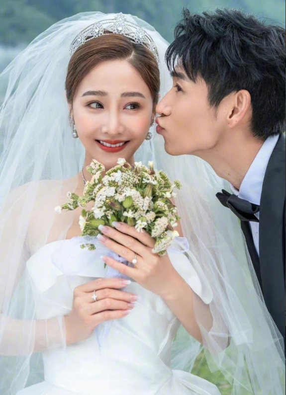 魏晨|魏晨婚礼在即，橙色主题布景曝光，与妻子相守十余年终成眷属