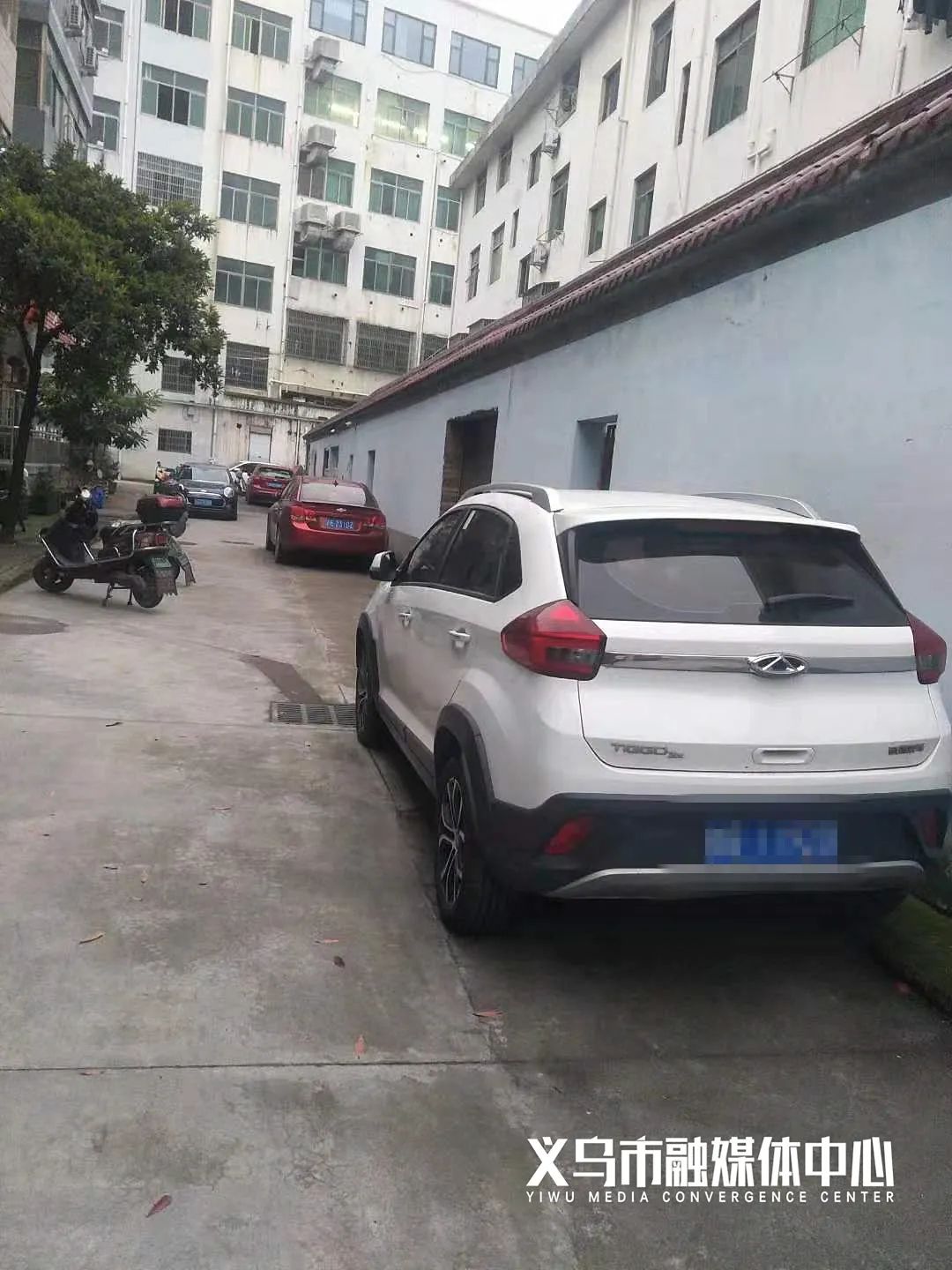 义乌快报 堵！堵！堵！义乌这个村难通行，竟是因为私家车随意停放