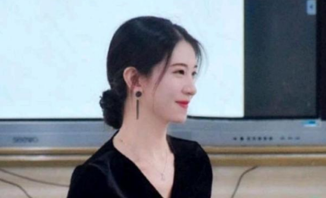 蒋欣|“最美”高中女老师，比很多女明星颜值都高，光一个侧颜就沦陷了