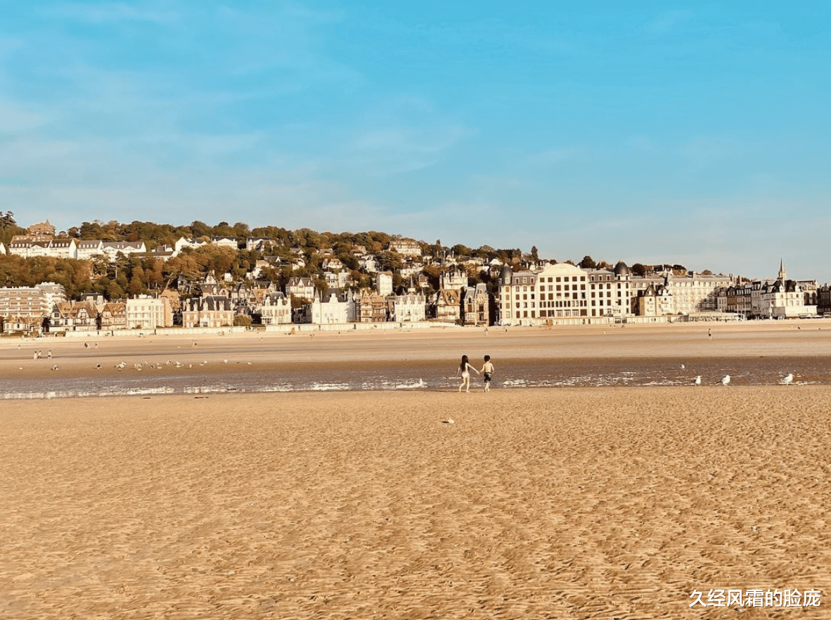 久经风霜的脸庞|周杰伦晒儿女沙滩上玩耍,不愿错过孩子成长,弟弟身高快赶上姐姐