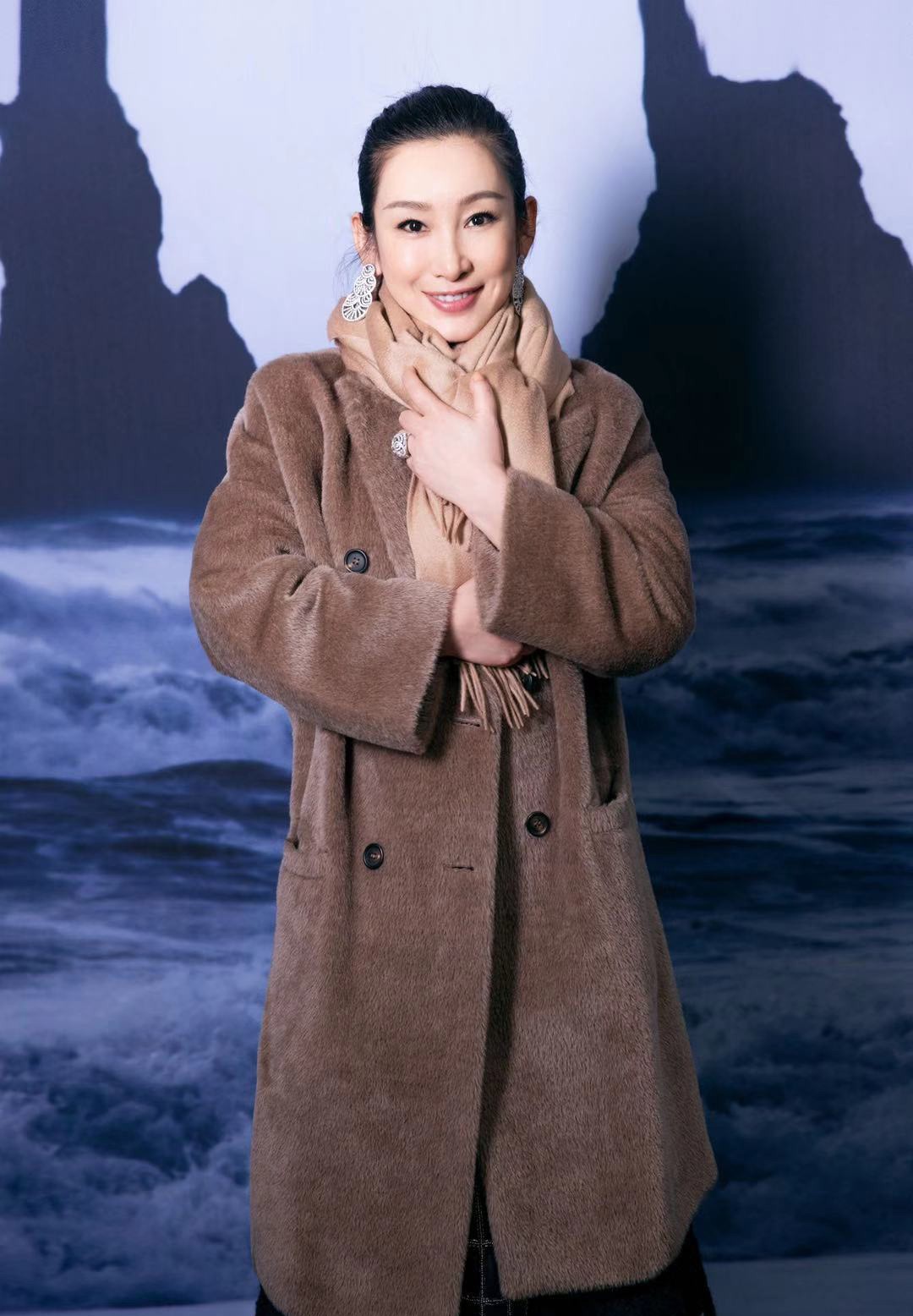 秦海璐|43岁秦海璐穿搭好显气质，卡其色大衣温柔优雅，红唇黑发太有气场