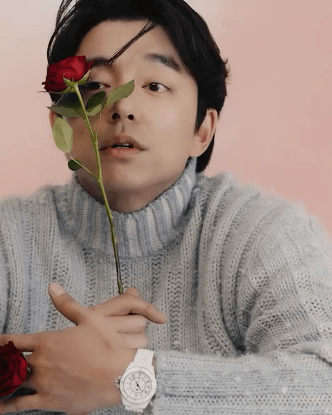 育邻人|组图：“不老男神”孔刘秋季杂志大片，温柔成熟笑容迷人