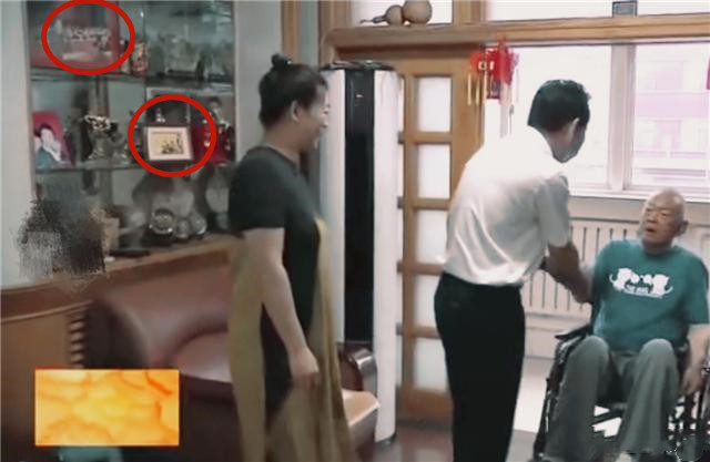 |家装朴素，莎莎父母为何不摆放奖杯？全家福或道出父母期待