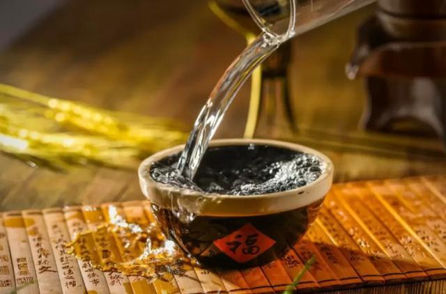 痛风|白酒不属于高嘌呤食物，为何有痛风的人也不能喝？2个原因别忽视