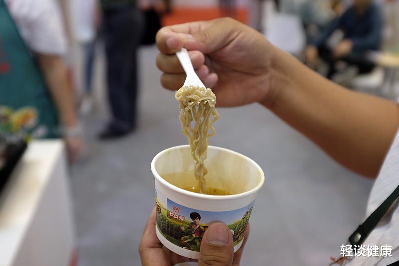 轻谈健康 孩子肠胃不好能吃泡面?医生:3种食物已被列入黑名单,尽量少吃