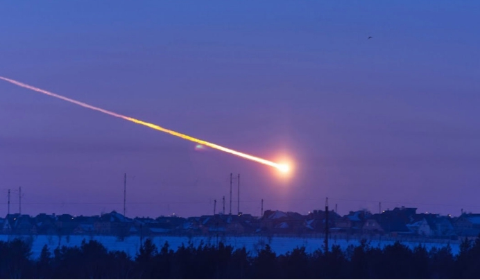 陨石 2013年是谁出手保护人类？俄罗斯上空陨石自动解体，现场出现UFO