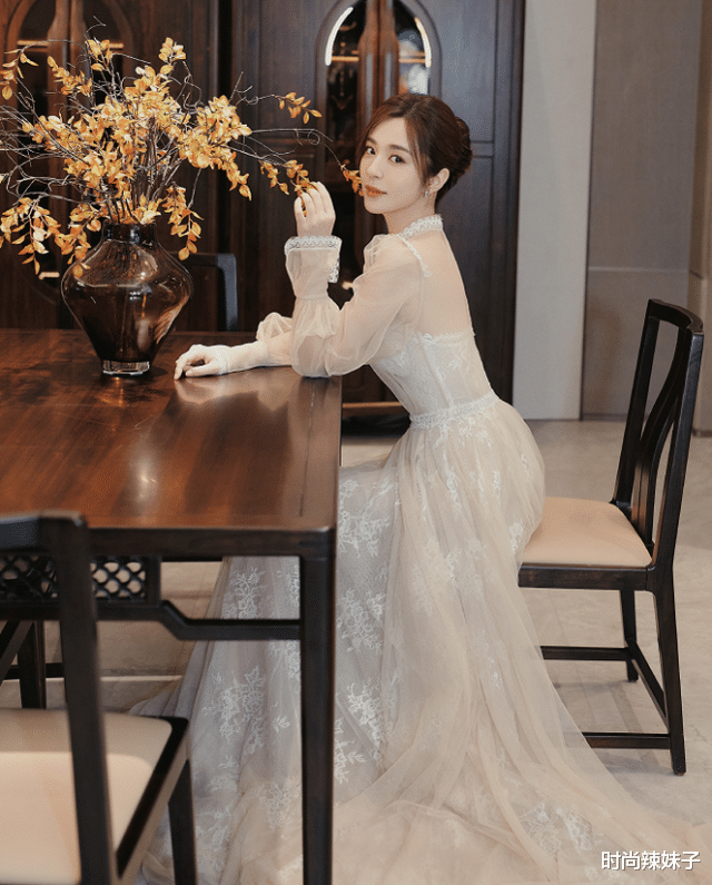 时尚辣妹子|得益胡歌上热搜，王晓晨重获热度，32岁人美身材好太绝了